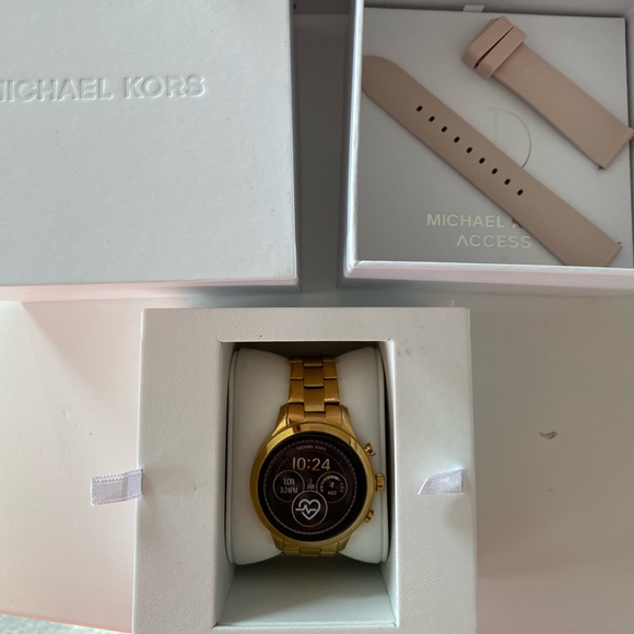 MICHAEL KORS Access Gen 4 Runway Smartwatch (GOLD)
w/ Additional Silicone Band - Picture 4 of 16